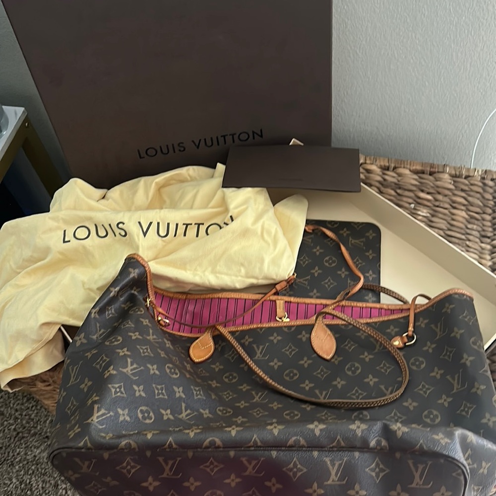 LV GM NEVERFULL-PEONY/SIGNATURE LV LOGO CANVAS.